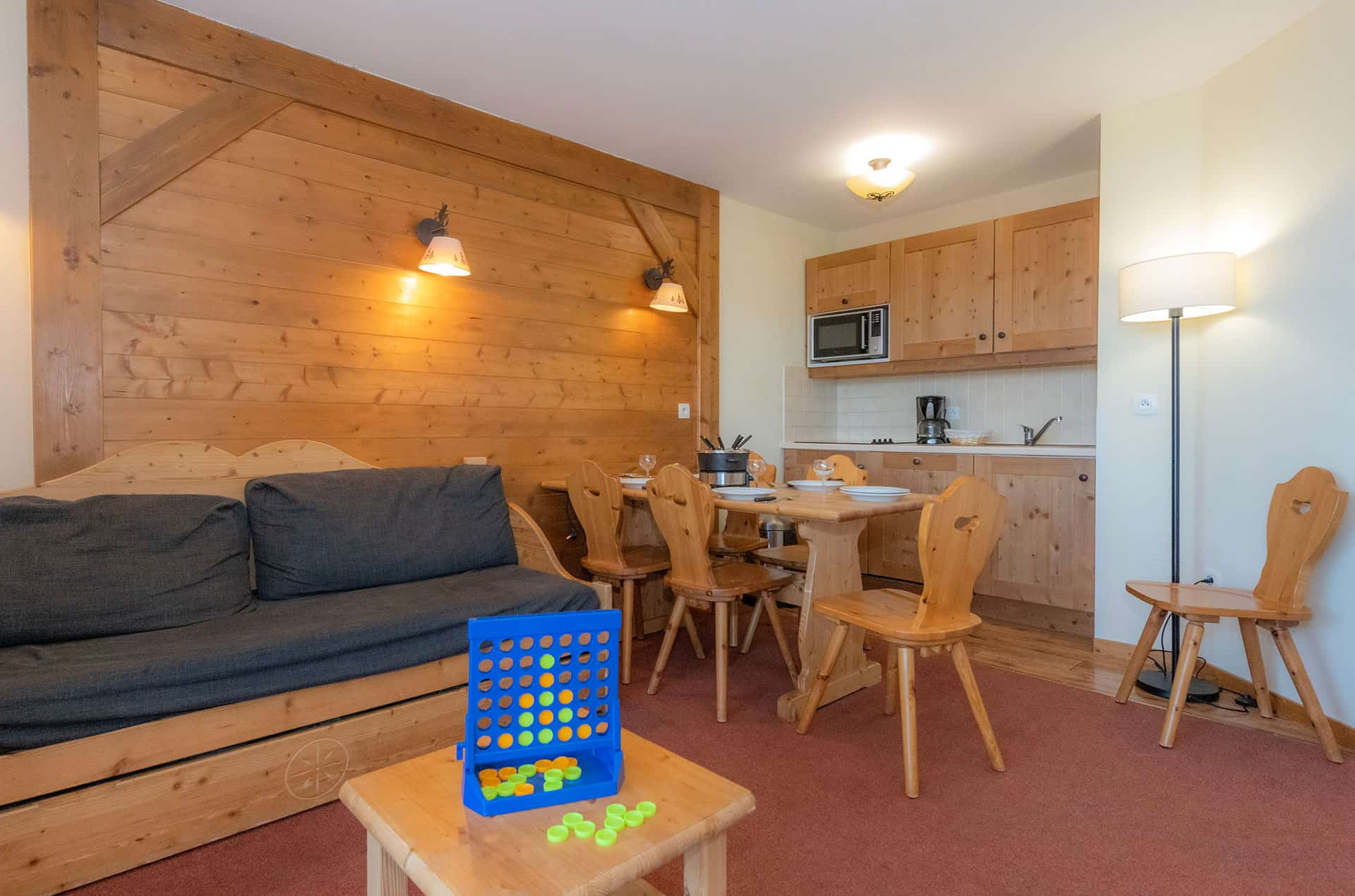 Appartement à vendre à Villarembert : cuisine équipée avec meubles en bois et micro-ondes