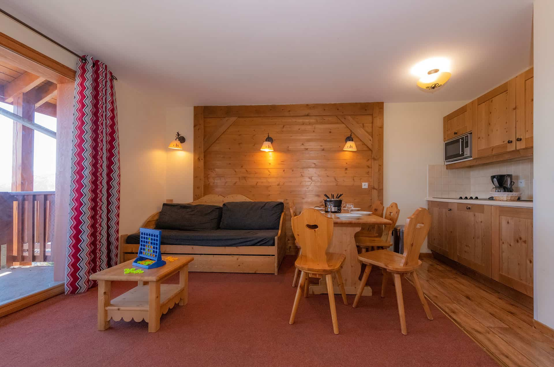 Appartement 2 pièces à vendre à Villarembert (73300) : salon avec canapé gris et table basse en bois